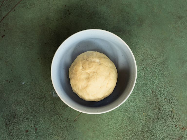 Schritt 1: Die Teigschüssel mit einem sauberen Küchentuch bedecken und den Teig an einem warmen Ort ruhen lassen Schritt 1: Die Teigschüssel mit einem sauberen Küchentuch bedecken und den Teig an einem warmen Ort ruhen lassen