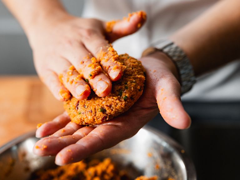 Schritt 4: Süsskartoffelburger Patties formen Schritt 4: Süsskartoffelburger Patties formen