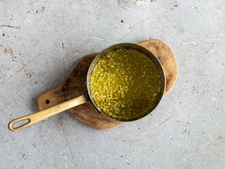 Schritt 4: Zubereitung des Öls für Blumenkohl-„Steaks“ mit Knoblauch-Kräuter-Öl  Schritt 4: Zubereitung des Öls für Blumenkohl-„Steaks“ mit Knoblauch-Kräuter-Öl