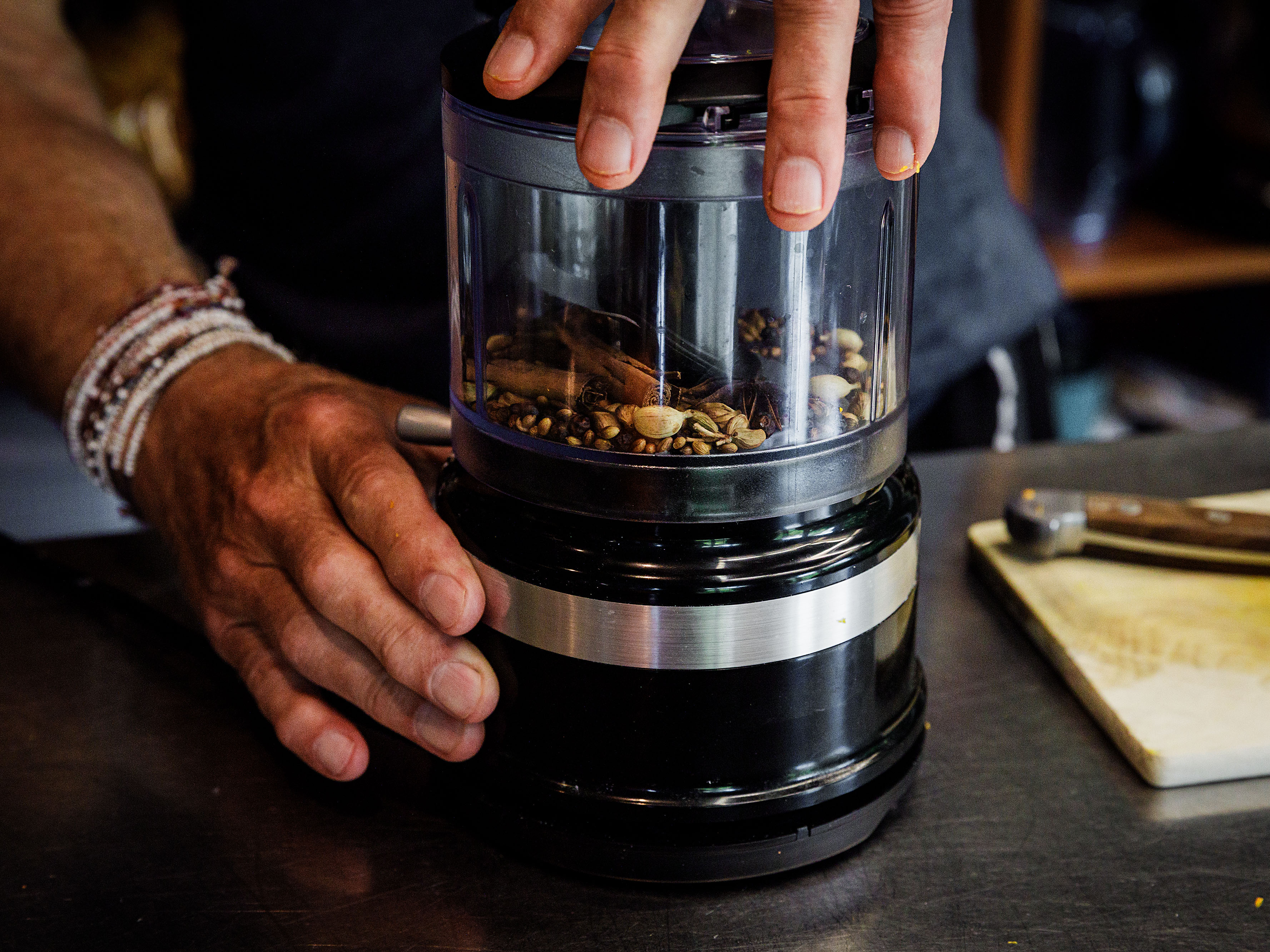 3. Gewürz-Haselnuss-Mischung zubereiten