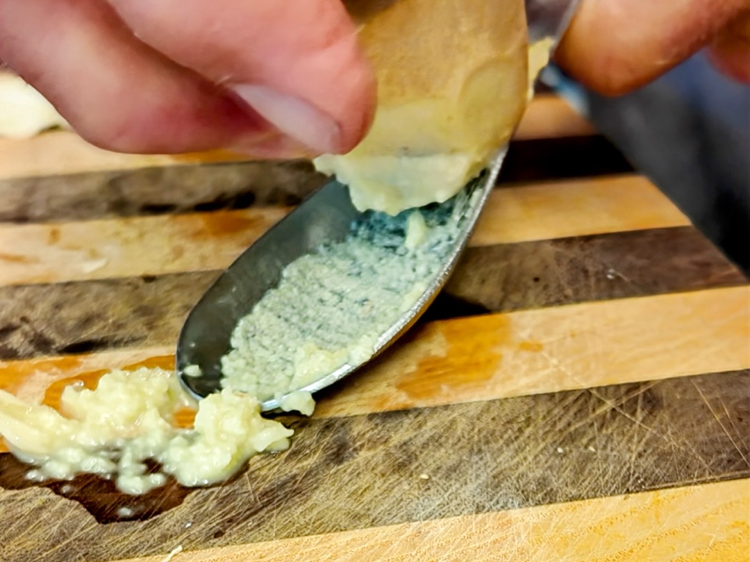 Schritt 2:Sauce  für Röst-Spitzkohl mit Chili Crisp-Ginger-Tomaten Salsa zubereiten und Kohl servieren