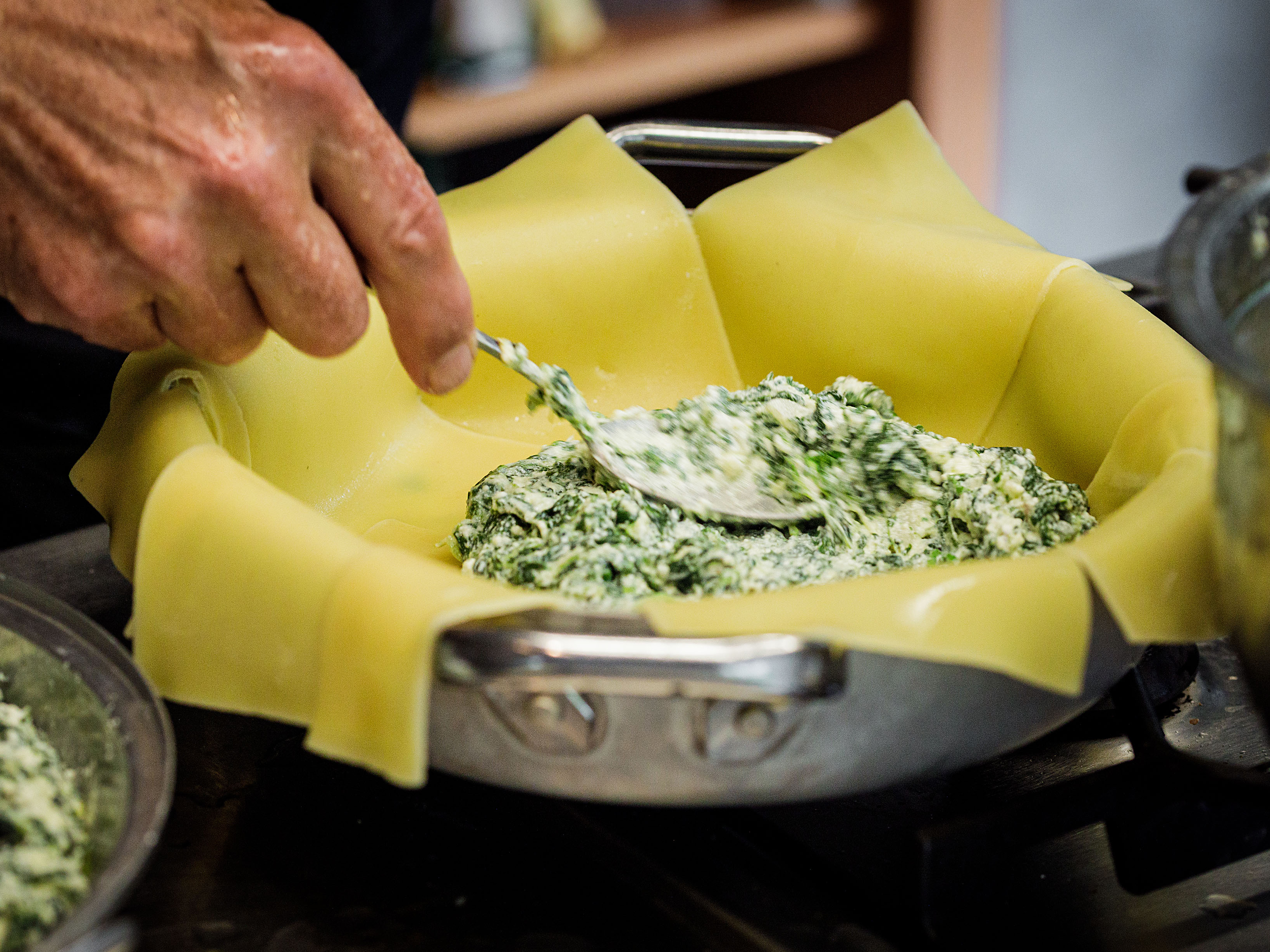 Schritt 3: Die Hälfte der Füllung mit Mozzarella und Spargel darauf verteilen