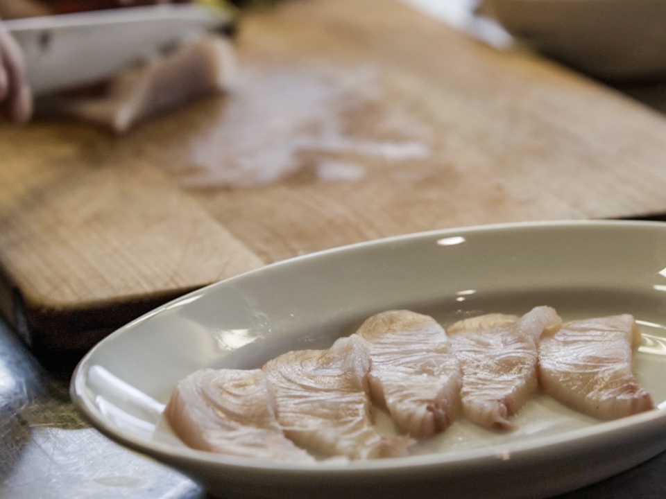 Schritt 3: Ceviche de Hamachi con Mezcal anrichten