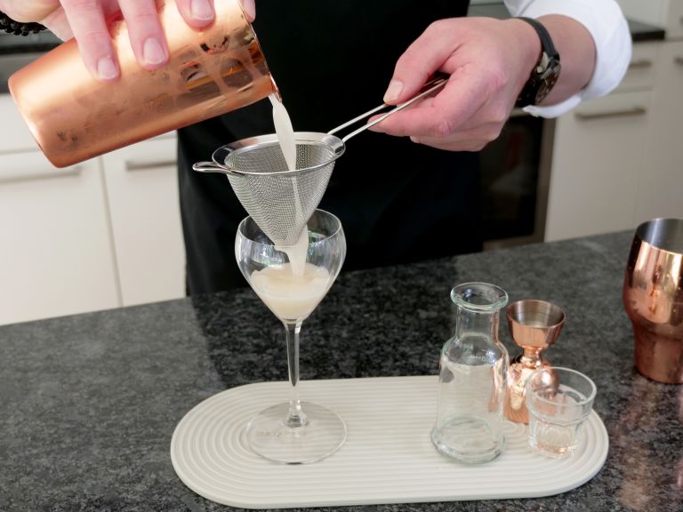 Schritt 3: Cocktail doppelt abseihen