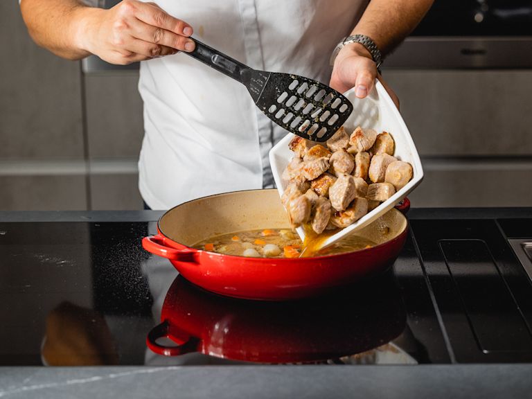 Schritt 1: Fleisch für Helles Kalbsvoressen mit Zwiebelgemüse und Microgreens anbraten Schritt 1: Fleisch für Helles Kalbsvoressen mit Zwiebelgemüse und Microgreens anbraten