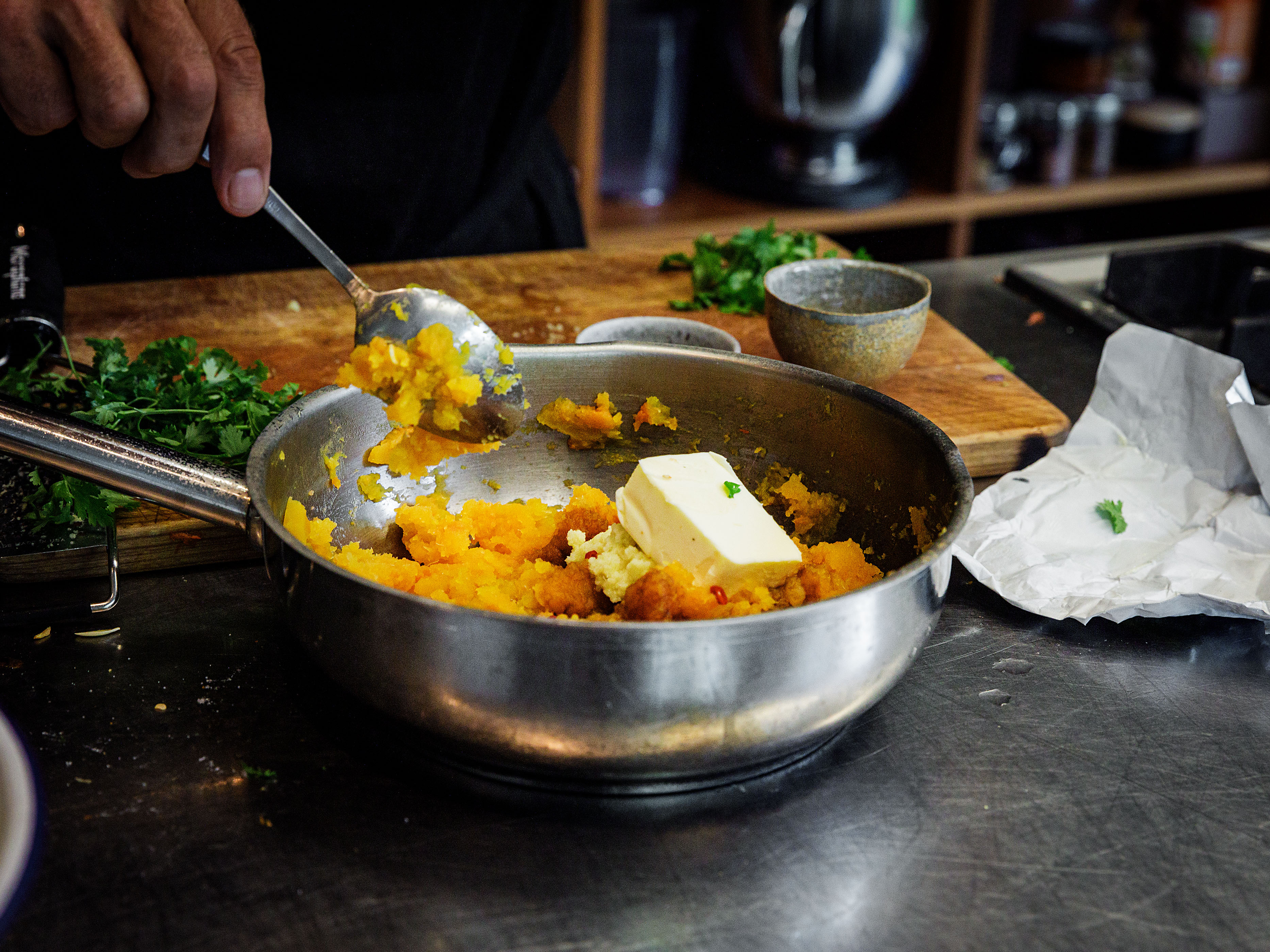 Schritt 2:  Kürbis für Kürbis mit Ingwer, ofengeschmorten Tomaten und Burrata würzen