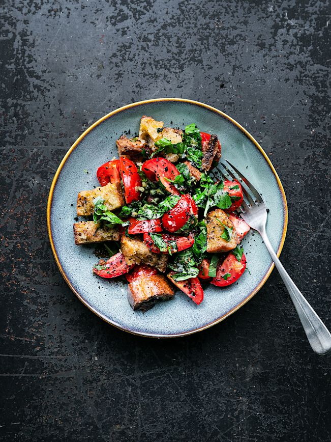 Tomaten Brot Salat mit Anchovis und Kapern Rezept