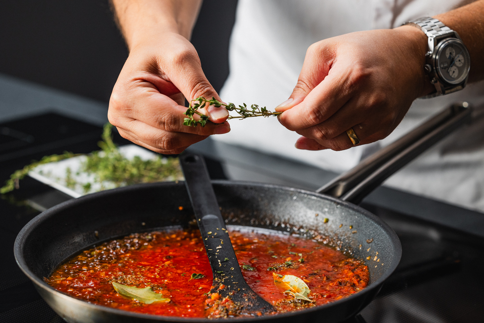 Schritt 3: Tomaten und Kräuter beigeben und köcheln lassen