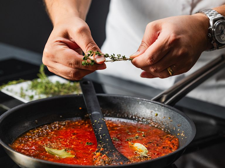 Schritt 3: Tomaten und Kräuter beigeben und köcheln lassen Schritt 3: Tomaten und Kräuter beigeben und köcheln lassen