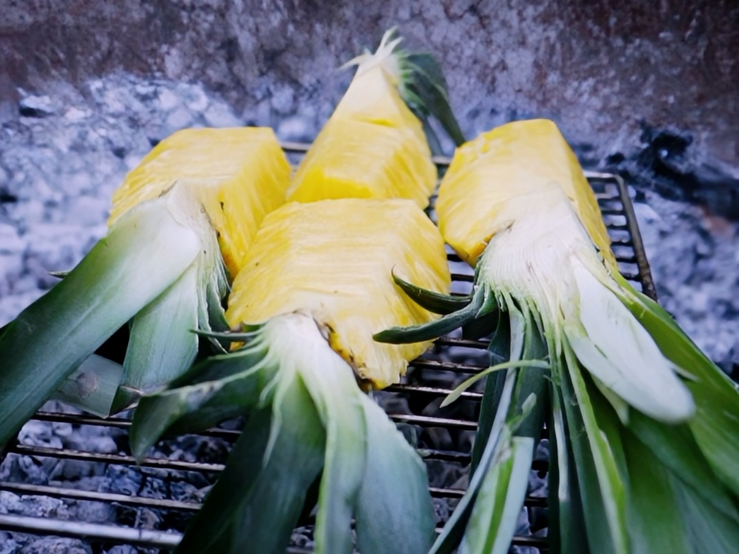 Schritt 3: Grillierte Ananas mit Ingwer und Thai-Basilikum-Sorbet 