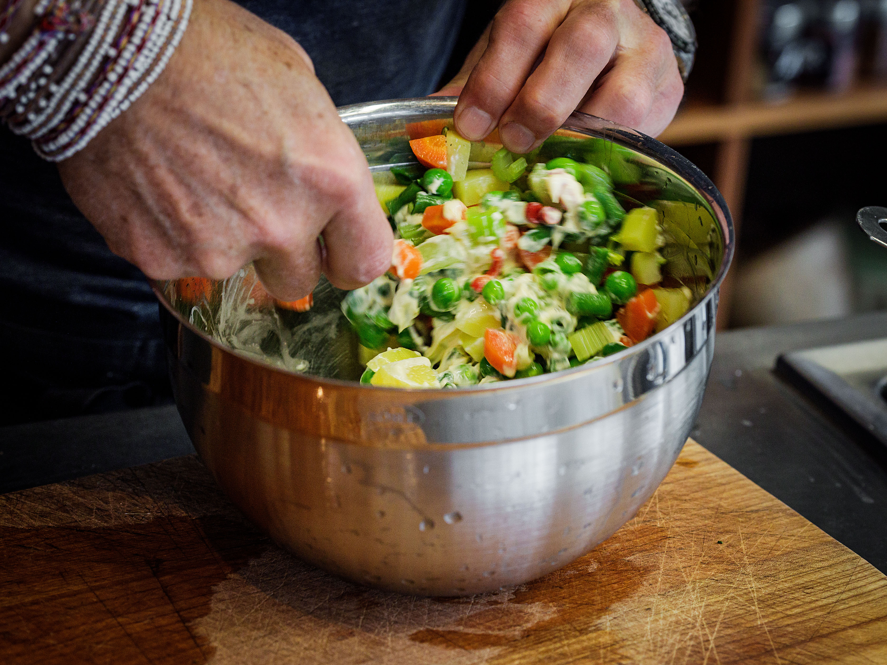 Schritt 2: Gemüse für Insalata Russa rüsten 