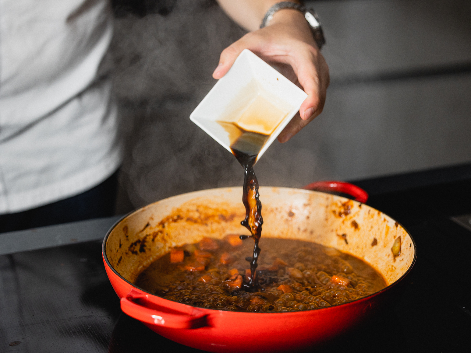 Schritt 2: Rindsvoressen an Balsamico-Schmorfond ablöschen & schmoren