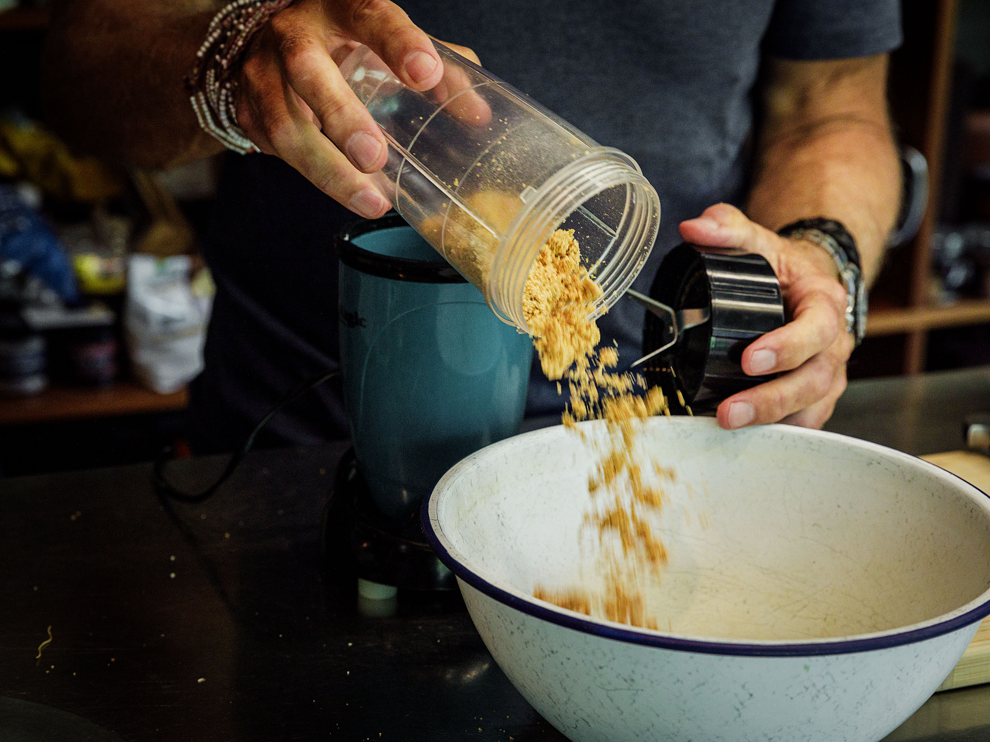 Schritt 1: In einer Schüssel die Graham-Cracker-Krümel mit dem hellbraunen Zucker und der geschmolzenen Butter vermischen, bis keine trockenen Krümel mehr zu sehen sind und ein Teig entsteht