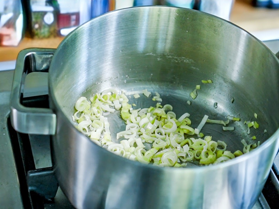 Schritt 2: Gemüse und Fond für Kombu Dashi mit Seafood aromatisieren 