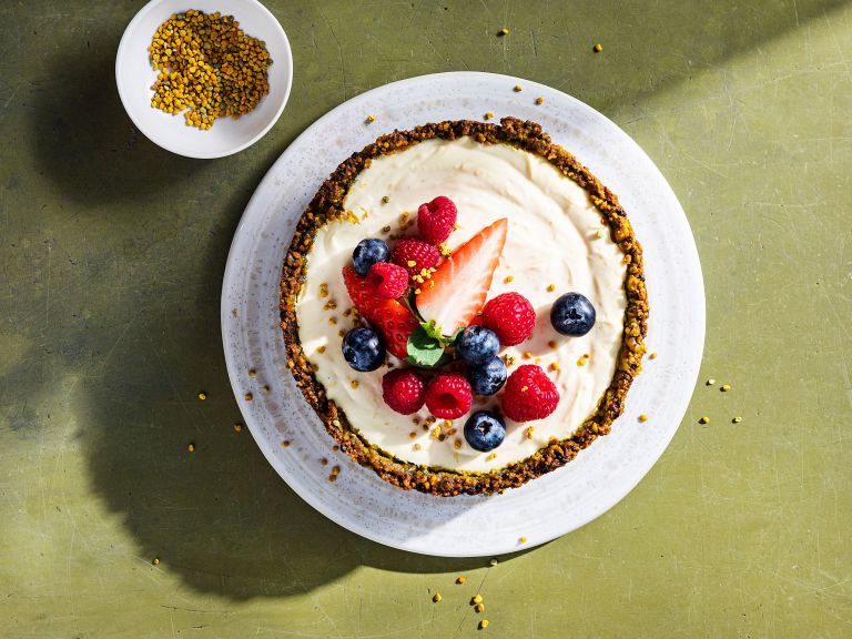 Schritt 3: Restliche Pistazien grob hacken, zusammen mit Honig und Beeren oder Früchten den Cheesecake dekorieren Schritt 3: Restliche Pistazien grob hacken, zusammen mit Honig und Beeren oder Früchten den Cheesecake dekorieren