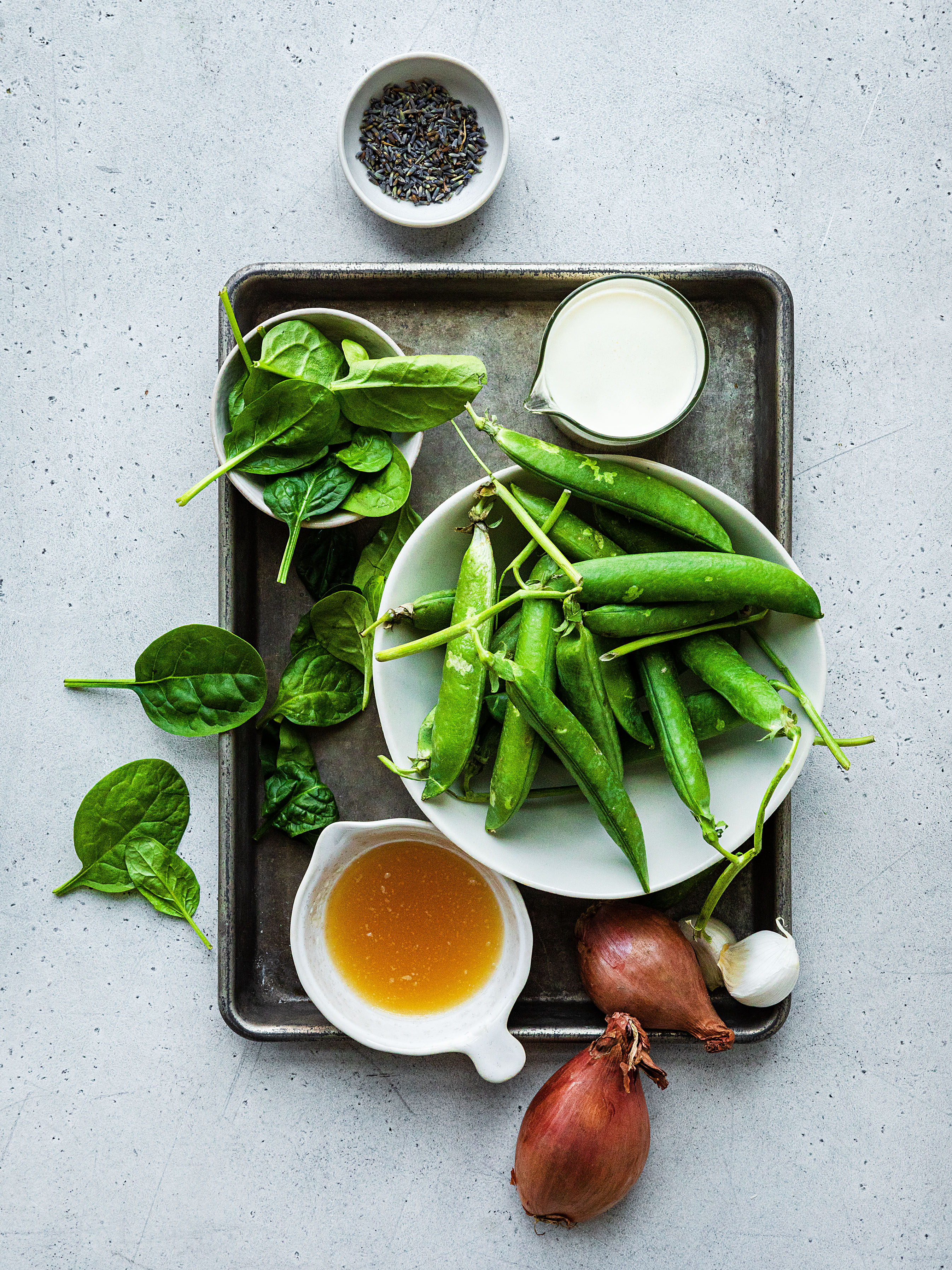Erbsen-Spargel-Bisque mit Lavendel-Crème-fraîche und Spargelöl Rezept 5