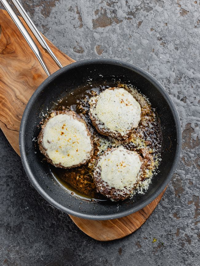 Rindfleisch-Burgerpatty mit Cheddar Rezept Rindfleisch-Burgerpatty mit Cheddar Rezept