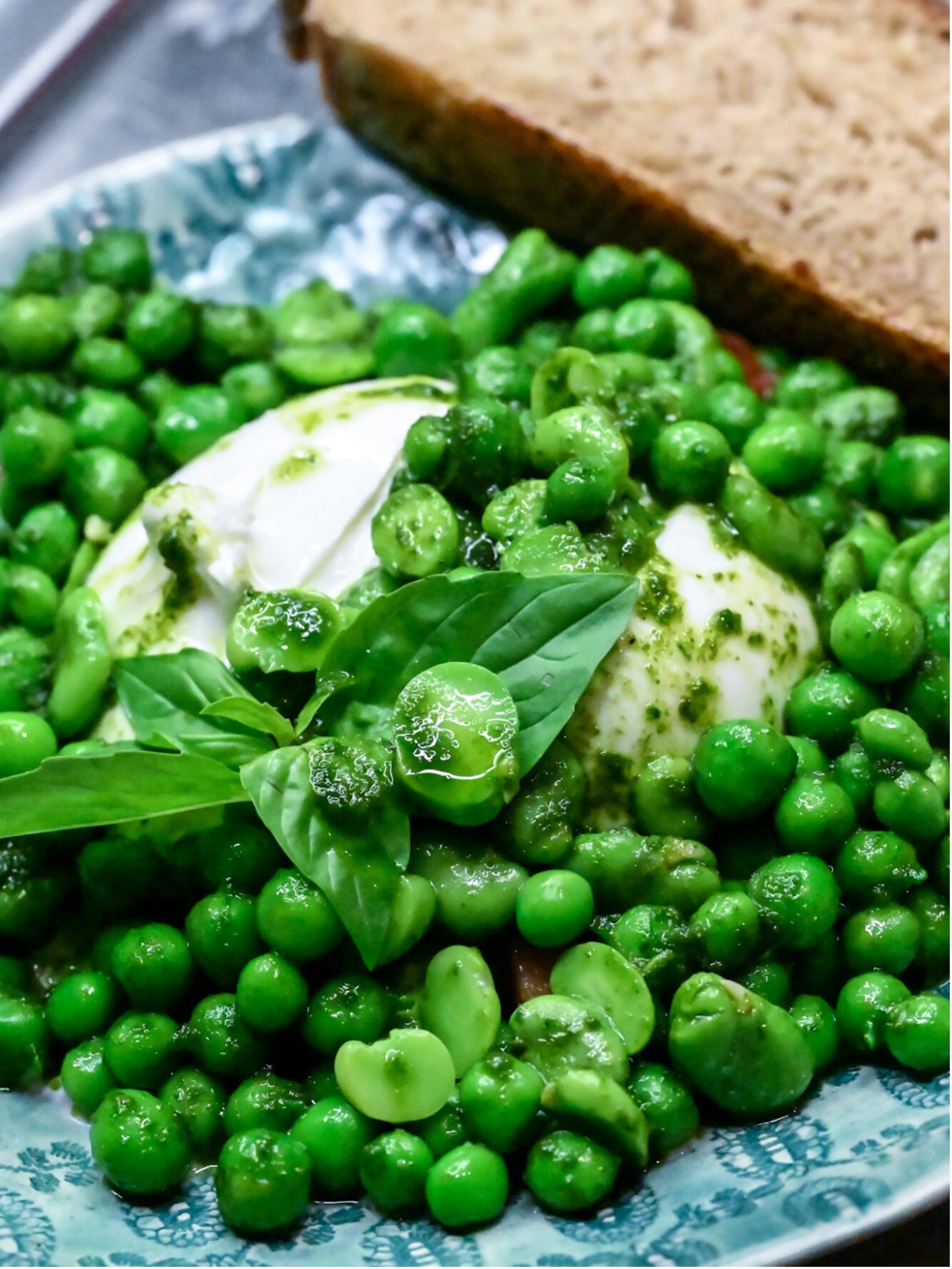 Burrata mit frischen Gartenerbsen, Fave-Bohnen und Basilikumöl Rezept 2

