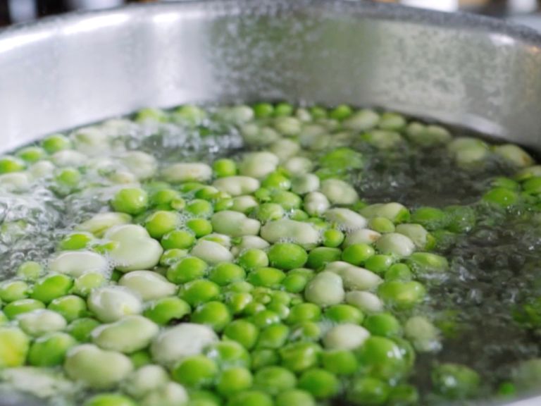Schritt 2: Spargeln, Favebohnen und Erbsen für Erbsen-Fave Salat mit Spargeln und Süsskartoffeln zubereiten Schritt 2: Spargeln, Favebohnen und Erbsen für Erbsen-Fave Salat mit Spargeln und Süsskartoffeln zubereiten