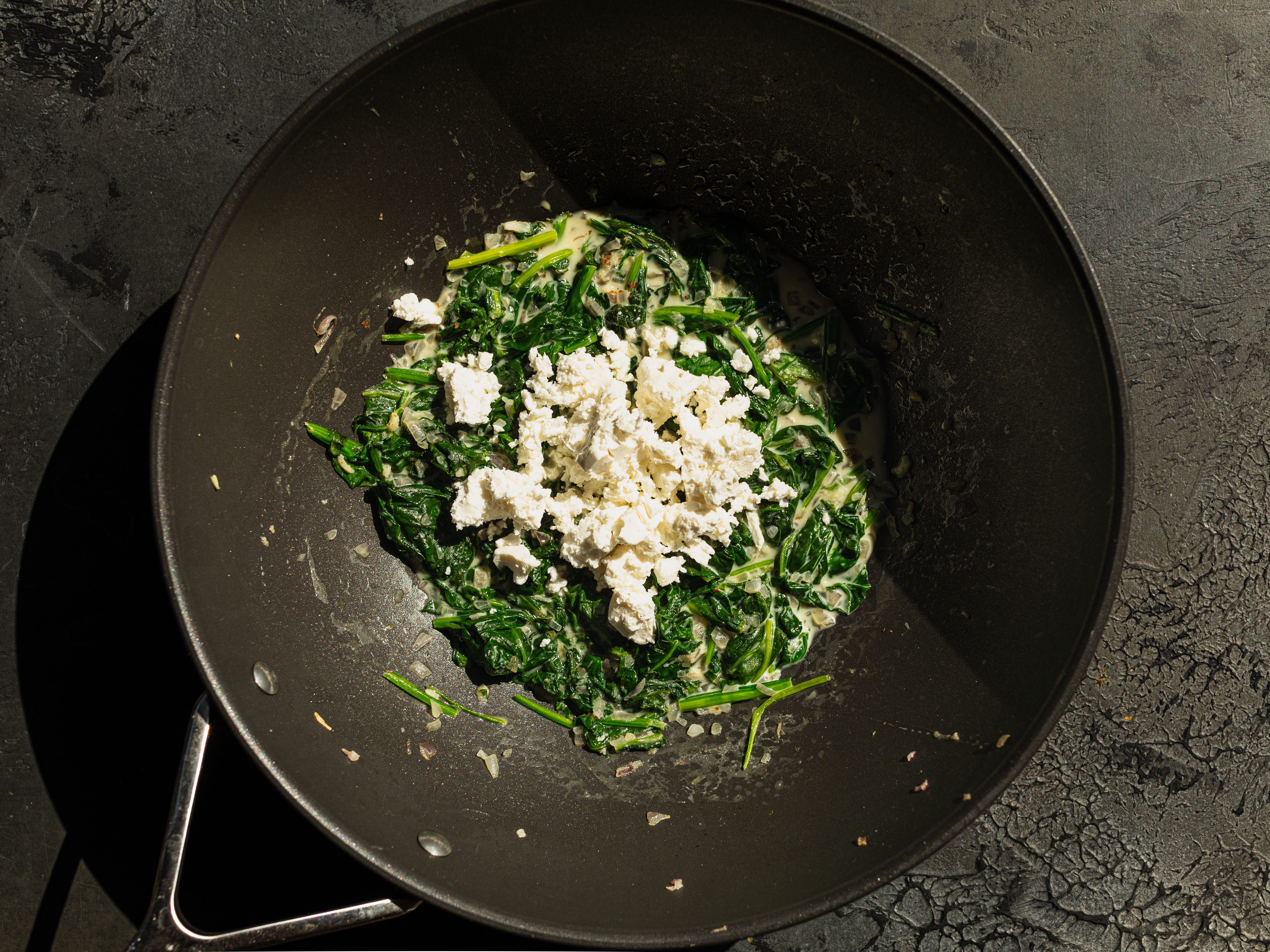 Schritt 2: Den Feta grob verkrümeln und vorsichtig untermischen