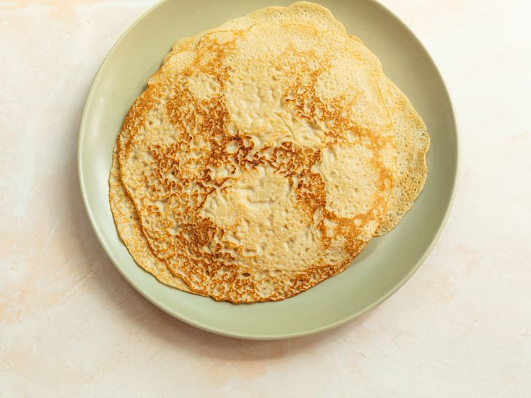 Schritt 5: Den Teig gleichmässig auf beiden Seiten goldbraun backen. Schritt 5: Den Teig gleichmässig auf beiden Seiten goldbraun backen.