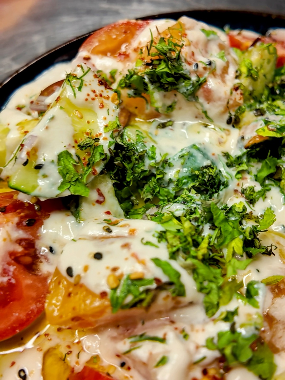 Tomaten-Gurken Salat mit Sesam-Seiden Tofu Dressing Rezept