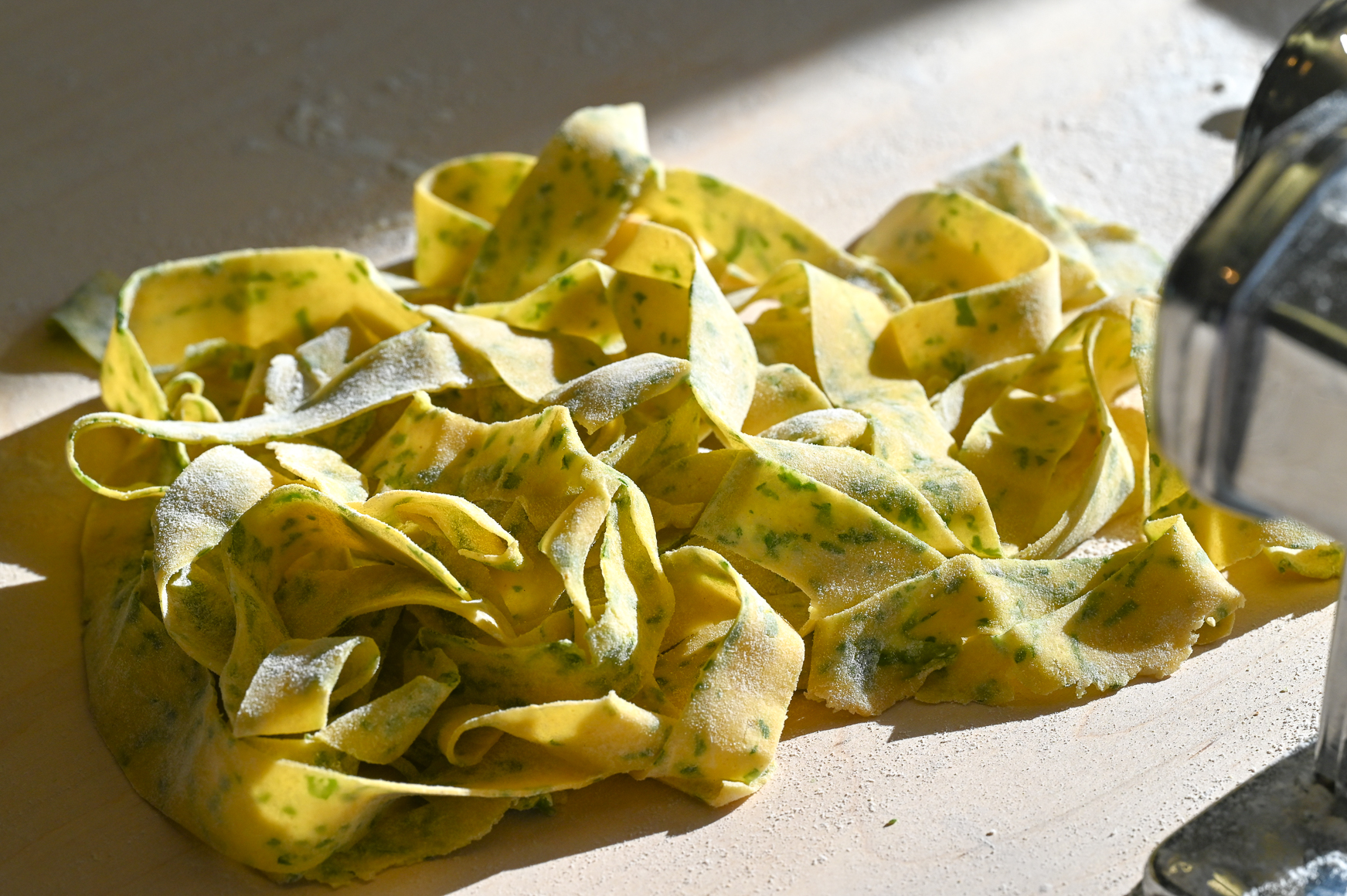 Schritt 4: Die fertigen Teigblätter zusammenrollen und von Hand mit einem scharfen Messer zu zirka 12 mm breiten Pappardelle schneiden.