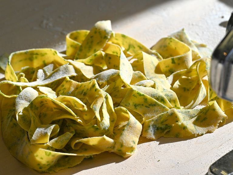 Schritt 4: Die fertigen Teigblätter zusammenrollen und von Hand mit einem scharfen Messer zu zirka 12 mm breiten Pappardelle schneiden. Schritt 4: Die fertigen Teigblätter zusammenrollen und von Hand mit einem scharfen Messer zu zirka 12 mm breiten Pappardelle schneiden.