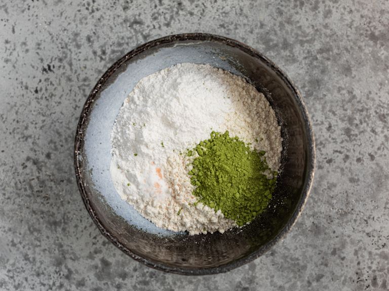 Schritt 1: Trockene Zutaten für Matcha Waffeln mit weisser Schokolade mischen Schritt 1: Trockene Zutaten für Matcha Waffeln mit weisser Schokolade mischen