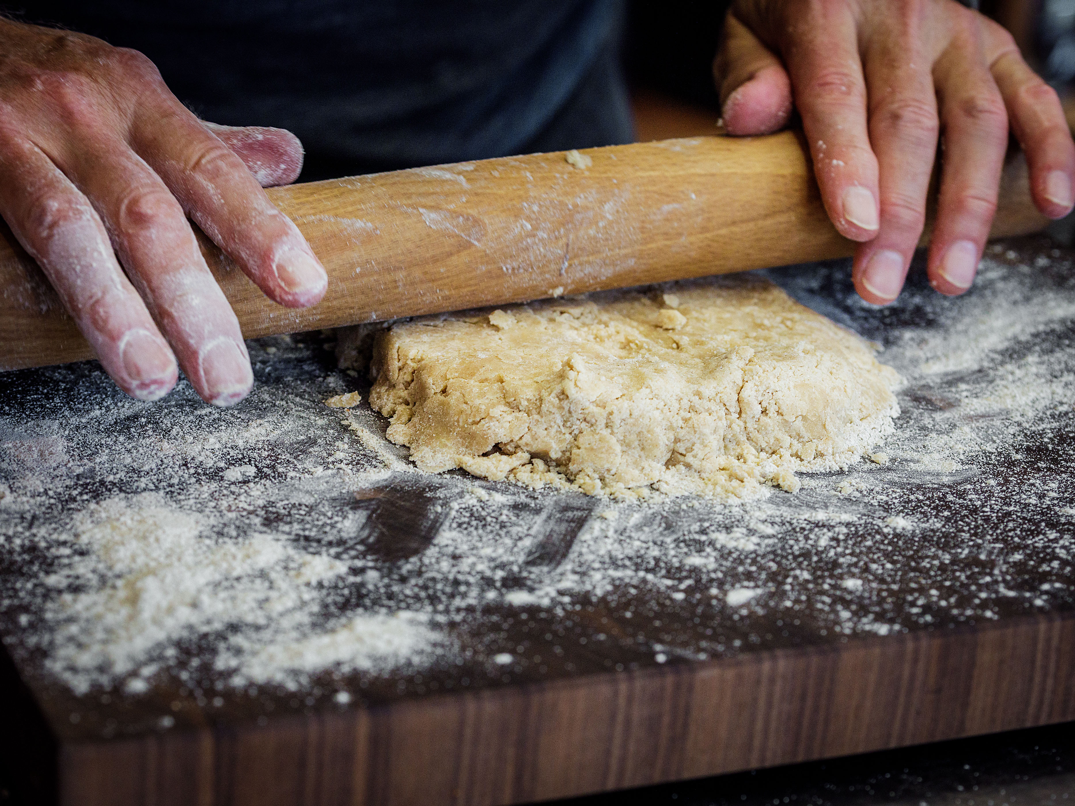 Schritt 2:  Teig für den Heidelbeerkuchen ausrollen und blind backen