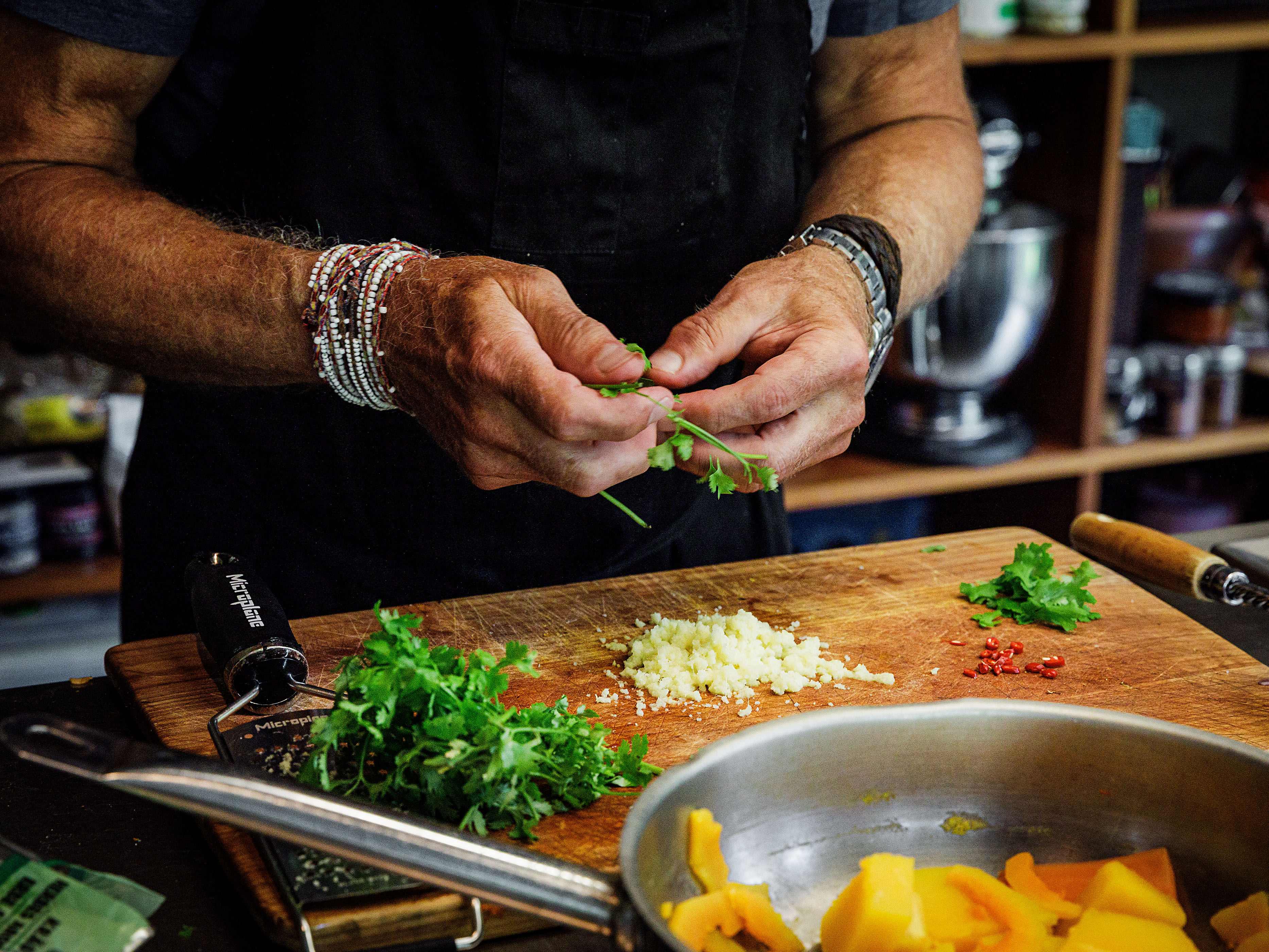 Schritt 2:  Kürbis für Kürbis mit Ingwer, ofengeschmorten Tomaten und Burrata würzen