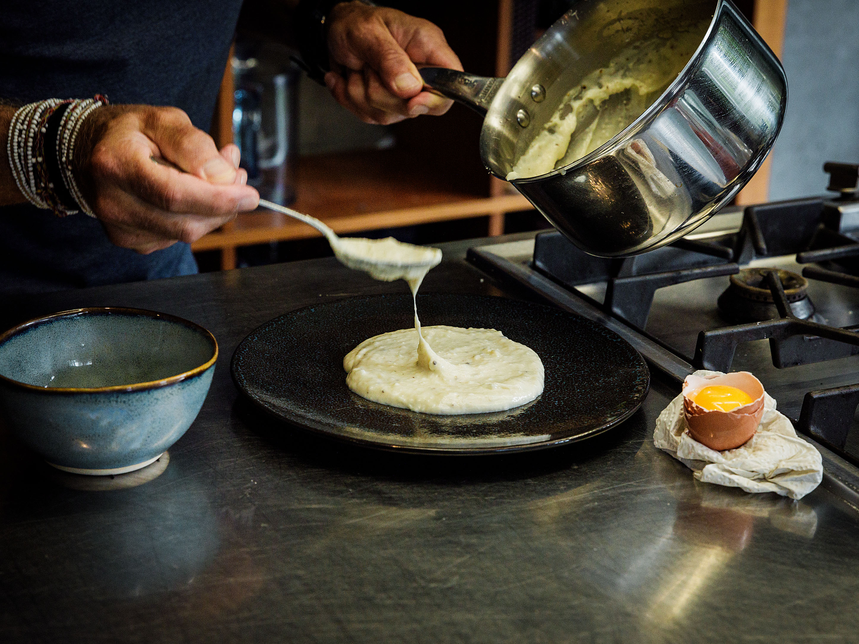 Schritt 3: Den Kartoffelstock auf die Teller verteilen und mit einem Löffelrücken glatt streichen