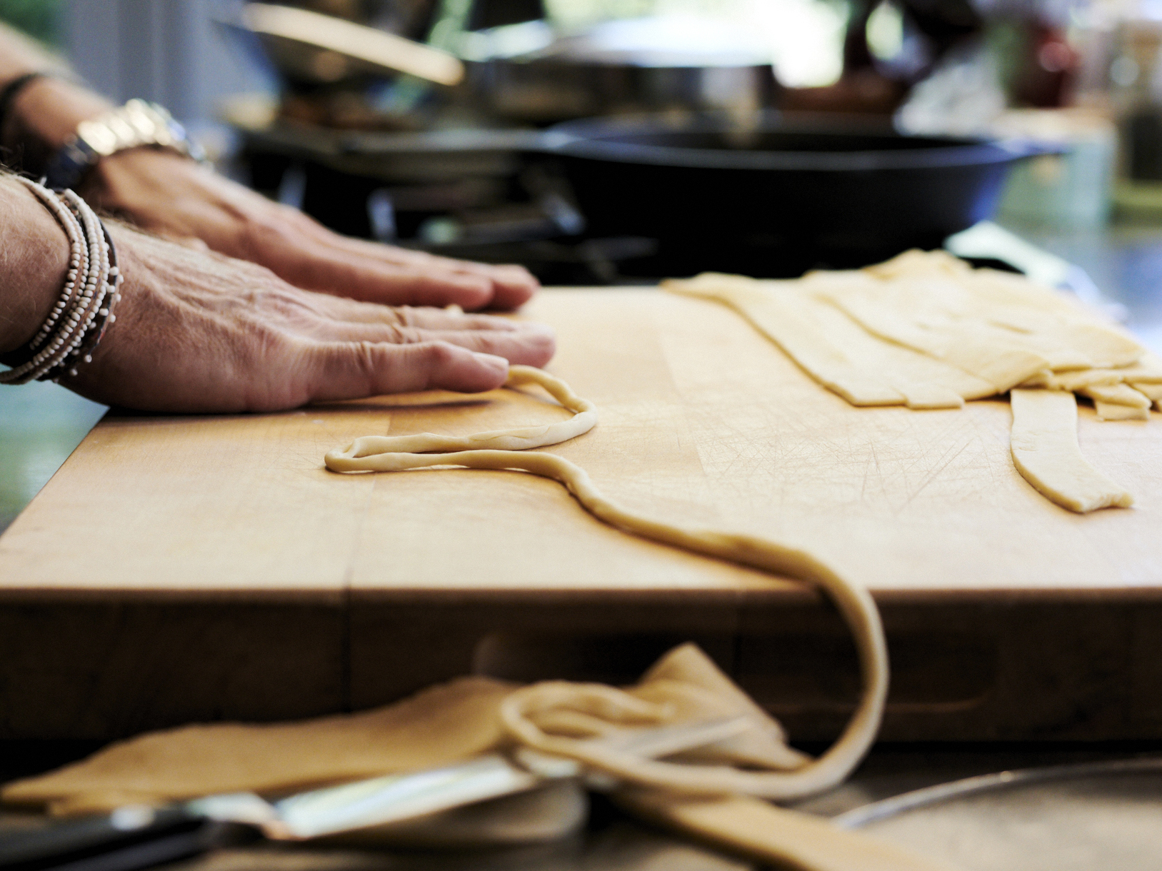 Schritt 2: Die Teig-Streifen mit den Händen zu langen, dünnen Nudeln rollen