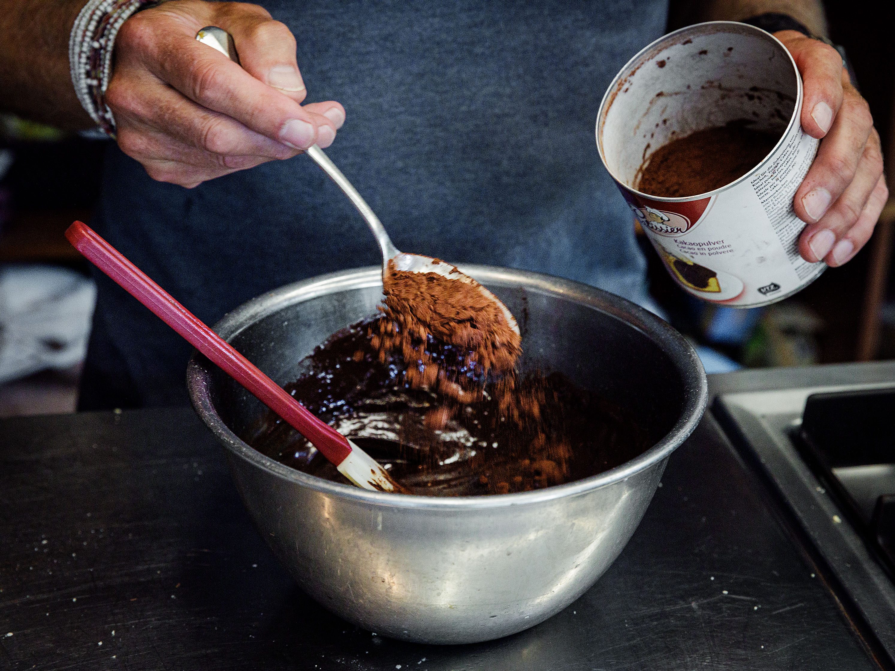 Schritt 2: Schokolade für Glutenfreien Schoko-Haselnuss-Buttermilch-Kuchen schmelzen 