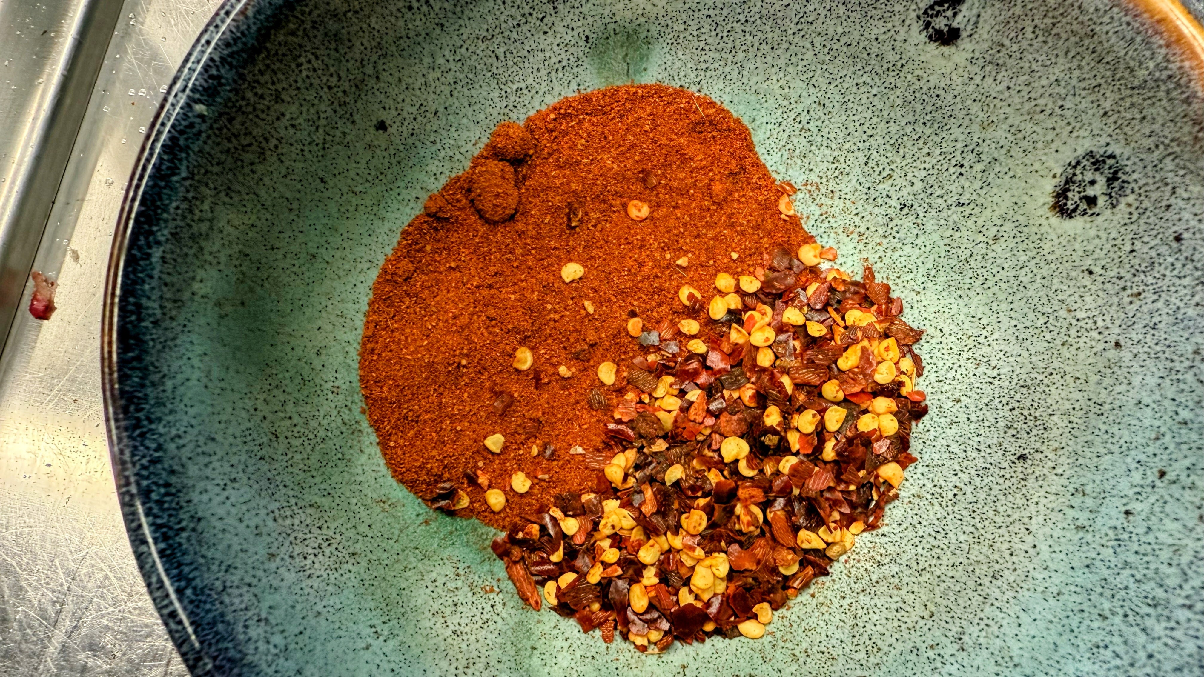 Schritt 2: Chilisauce für Brokkolini mit Ricotta und crispy Chiliöl zubereiten