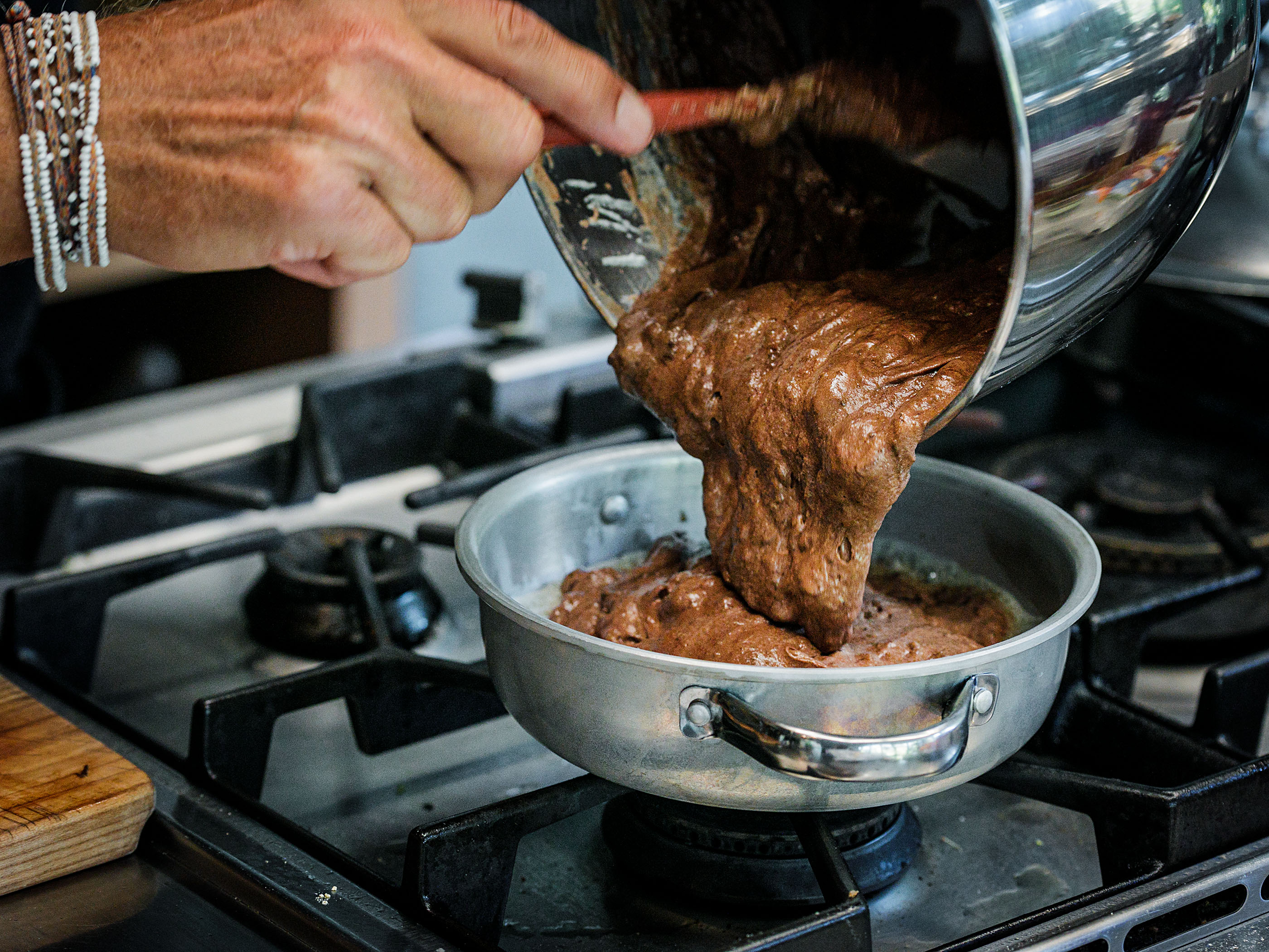 Schritt 2: Butter in einer Form oder Pfanne mit einem Durchmesser von 22 cm bei schwacher bis mittlerer Hitze erhitzen, die Schokoladenmasse hinzufügen und auf dem Herd braten