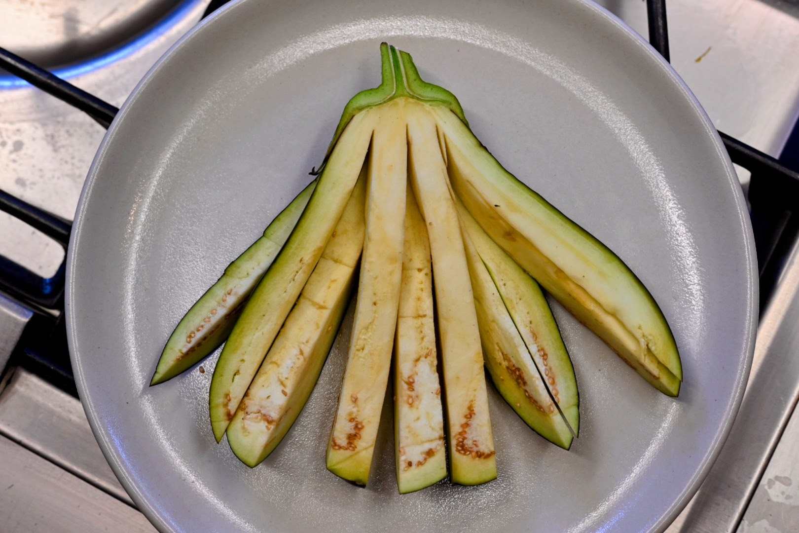 Schritt 1: Auberginen für Gebackenes Auberginenfächer-Steak vorbereiten und Teig anrühren 