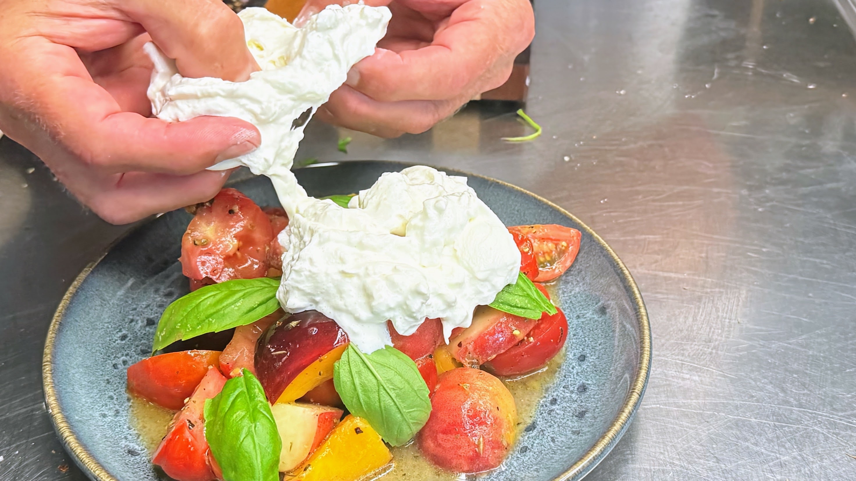 Schritt 2: Anrichten und Servieren von Tomaten-Pfirsichsalat mit Burrata 