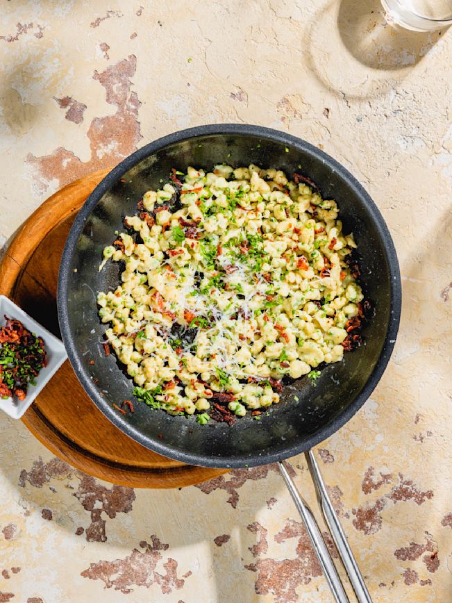 Kräuter-Spätzle mit Panchetta und Pecorino Rezept Kräuter-Spätzle mit Panchetta und Pecorino Rezept