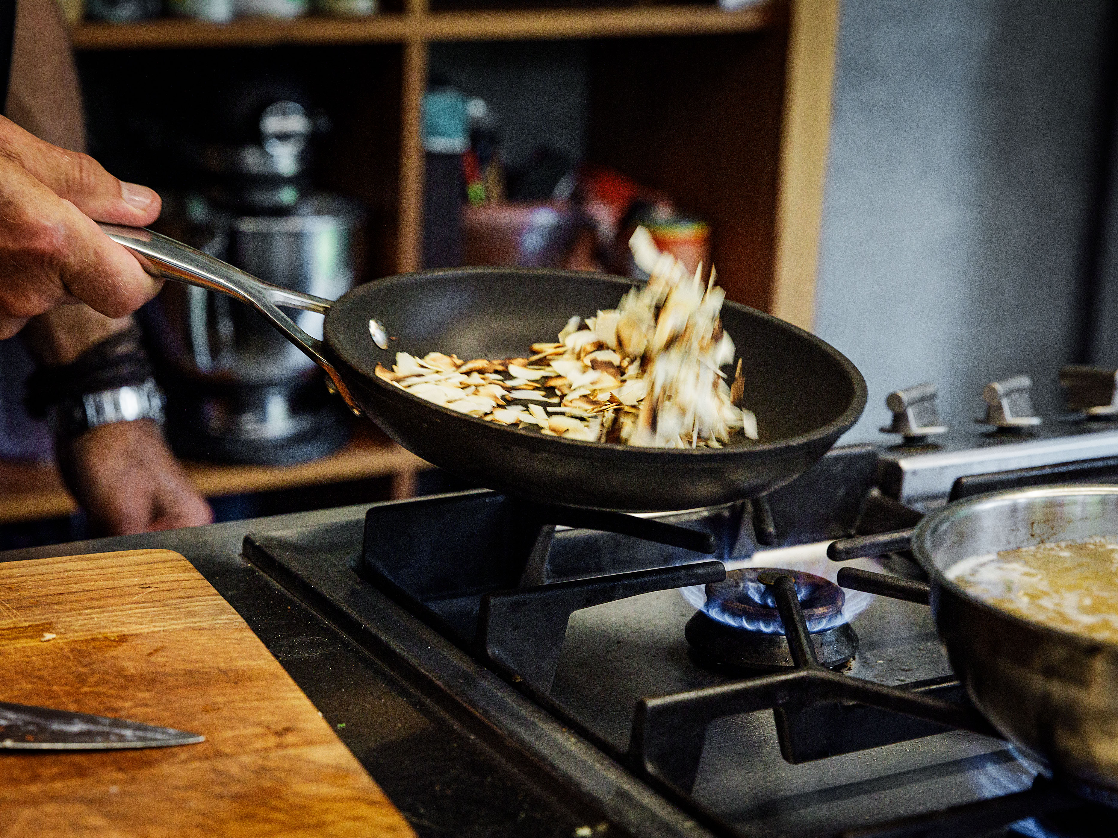 Schritt 3: Zitronen  für Gerösteten Kürbis mit Fregola sarda, Datteln und Mandeln rösten