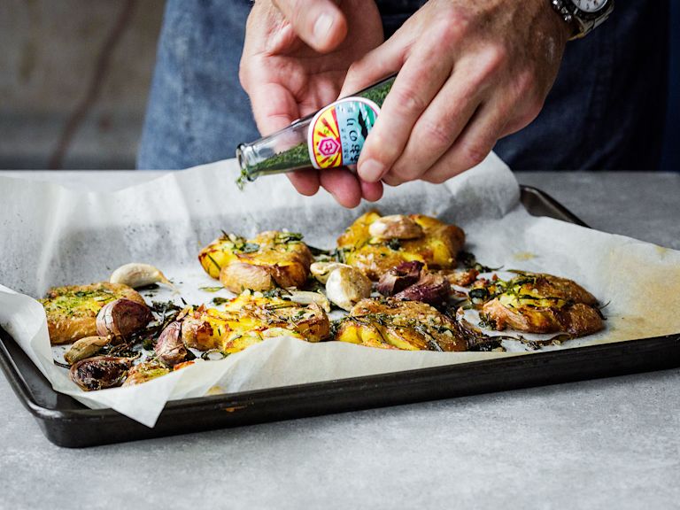 Schritt 3: Mit Chiliflocken, Suji Aonori und Frühlingszwiebelgrün bestreuen und servieren Schritt 3: Mit Chiliflocken, Suji Aonori und Frühlingszwiebelgrün bestreuen und servieren