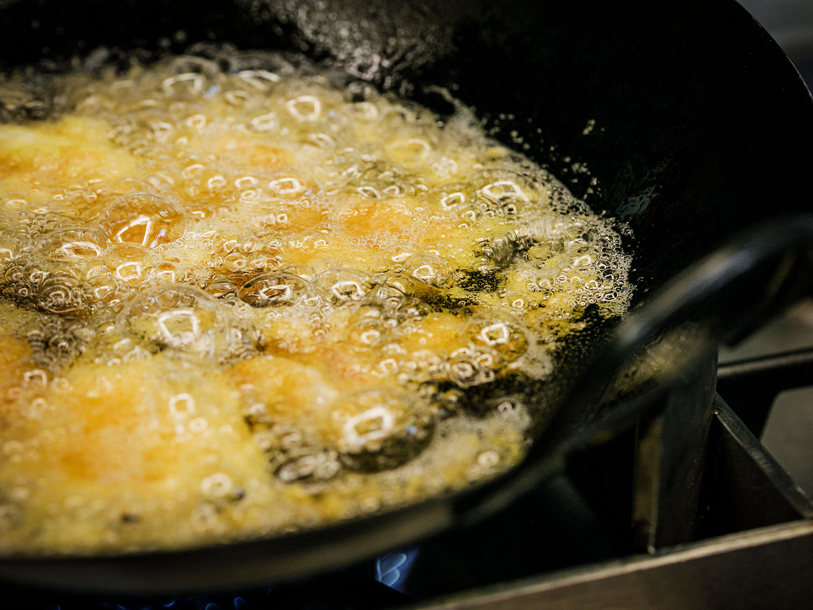 Schritt 3: Die Hühnerstücke in kleinen Portionen 3-4 Minuten im heissen Öl braten