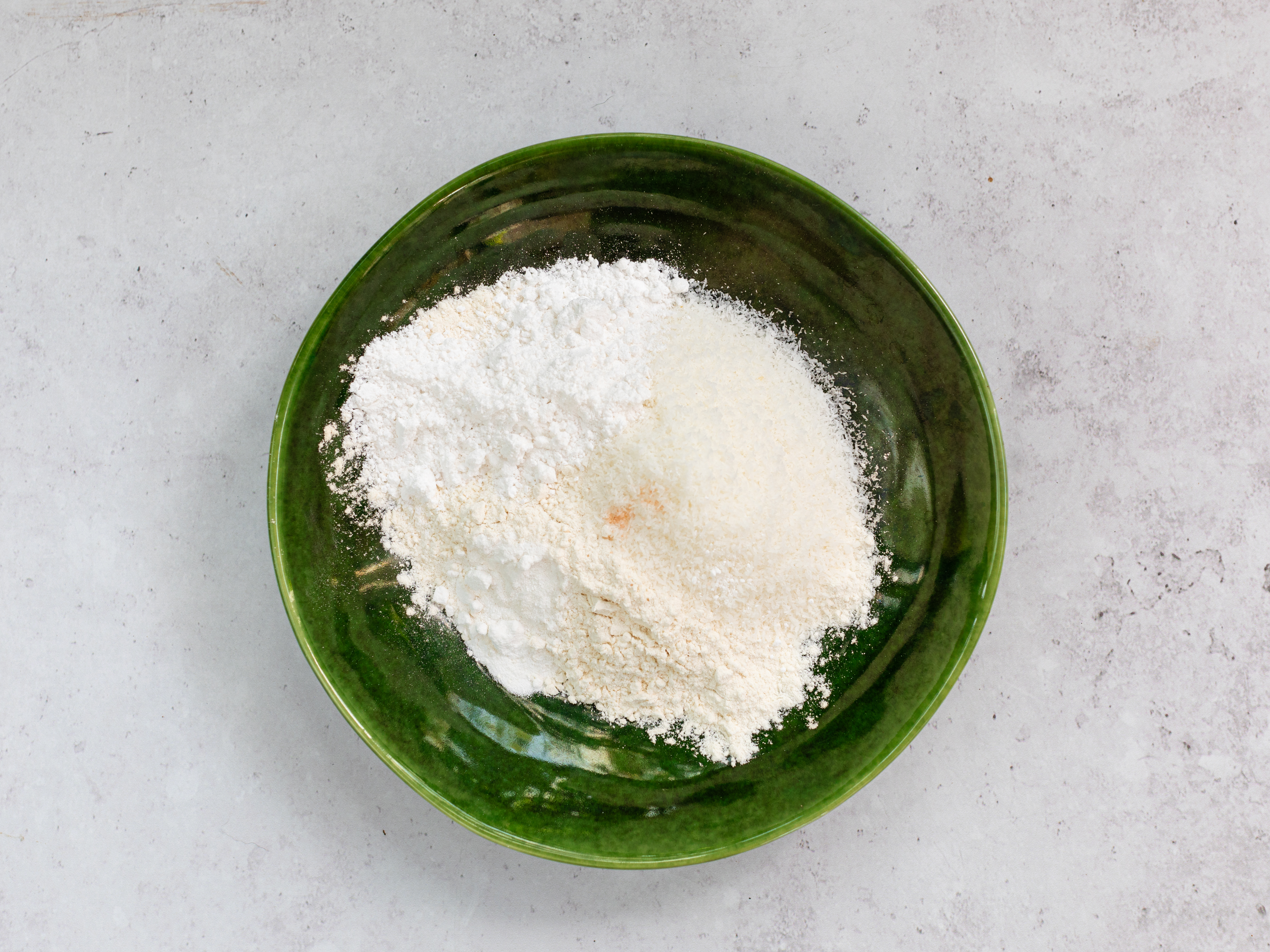 Schritt 1: Trockene Zutaten für Kokos-Limetten-Waffeln mischen 