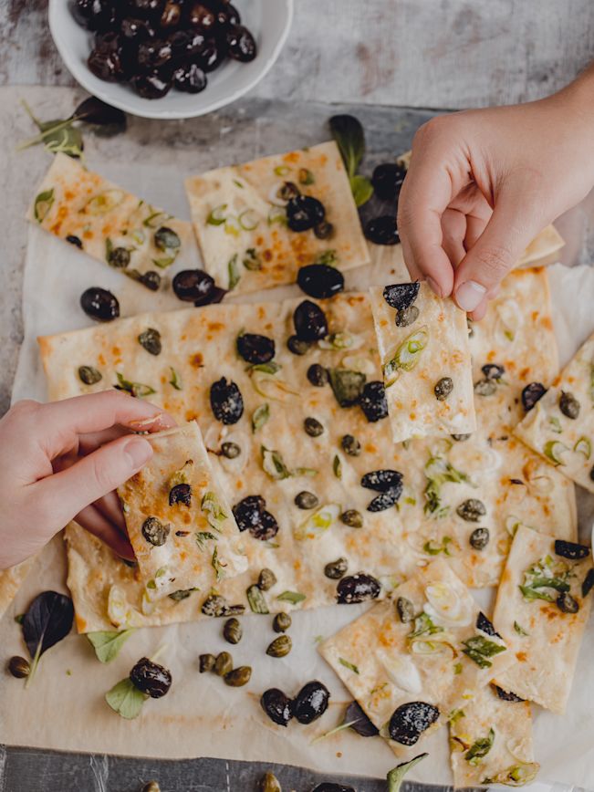 Flammkuchen mit Oliven, Kapern und Frühlingszwiebeln Rezept Flammkuchen mit Oliven, Kapern und Frühlingszwiebeln Rezept