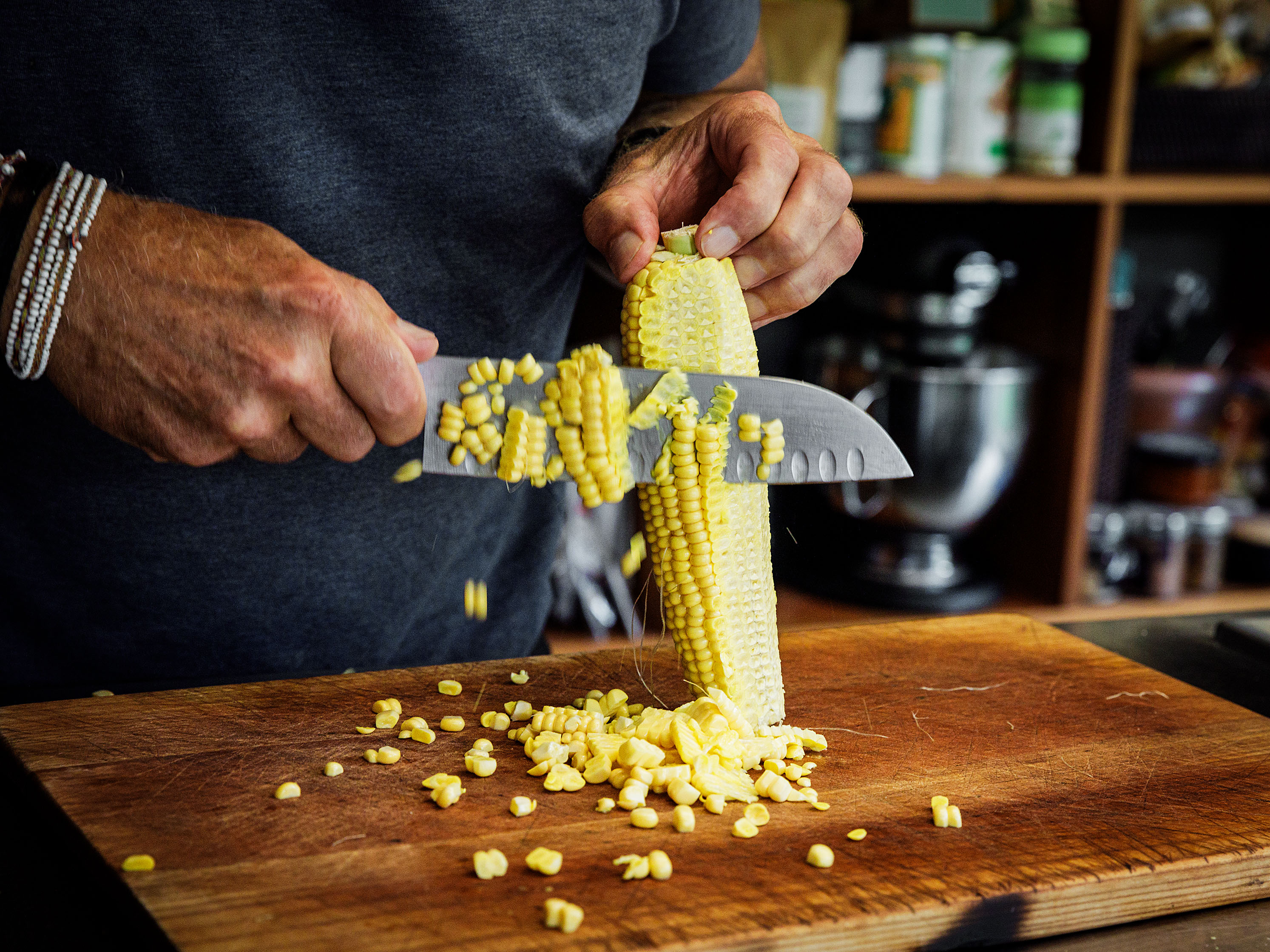 Schritt 1:  Mais für Goldene Polenta mit Steinpilzen und Trüffeln rüsten 