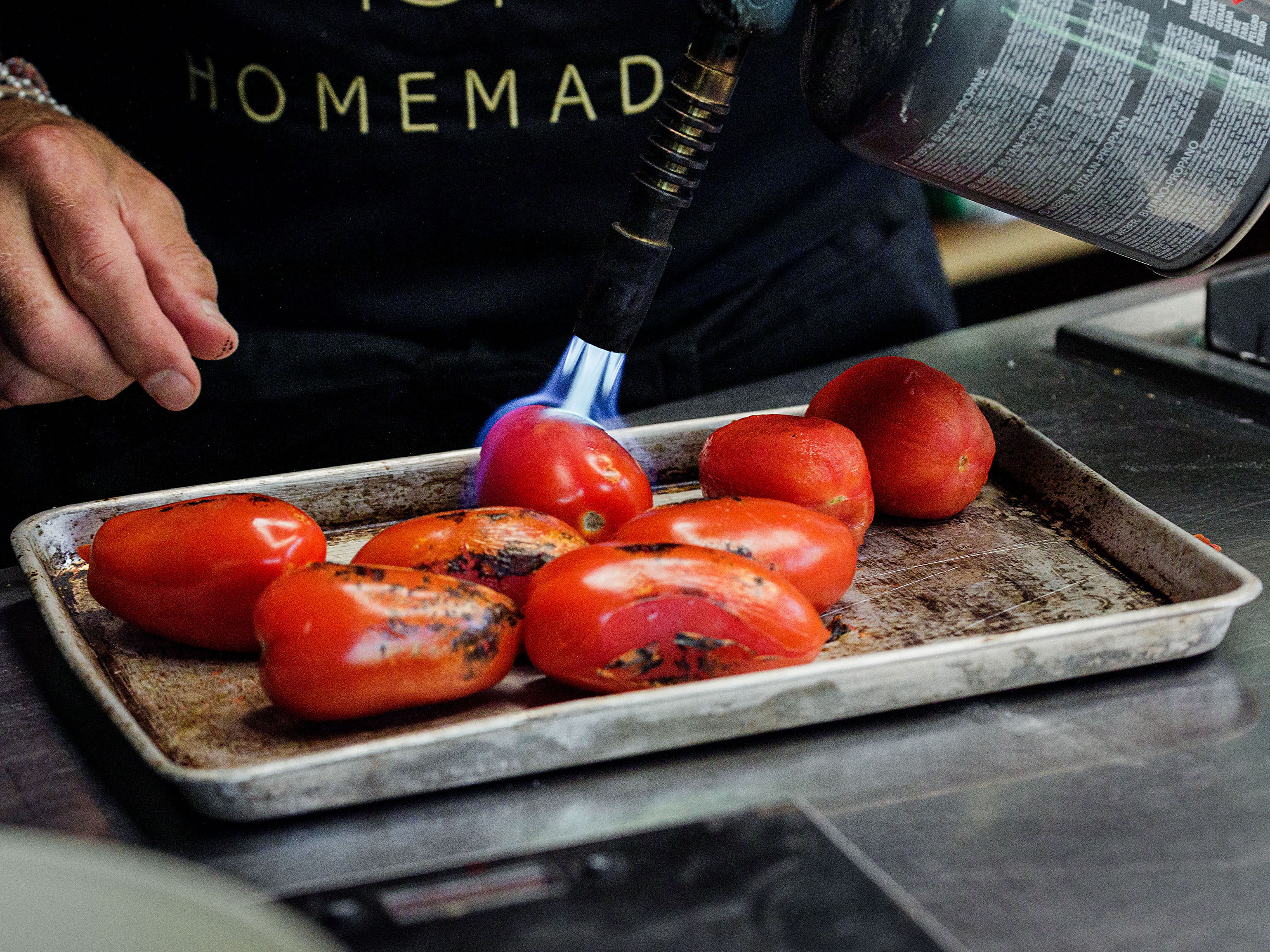 Schritt 1: Tomaten häuten für Spaghetti mit Schmortomaten, Knusper-Kapern und Ricotta