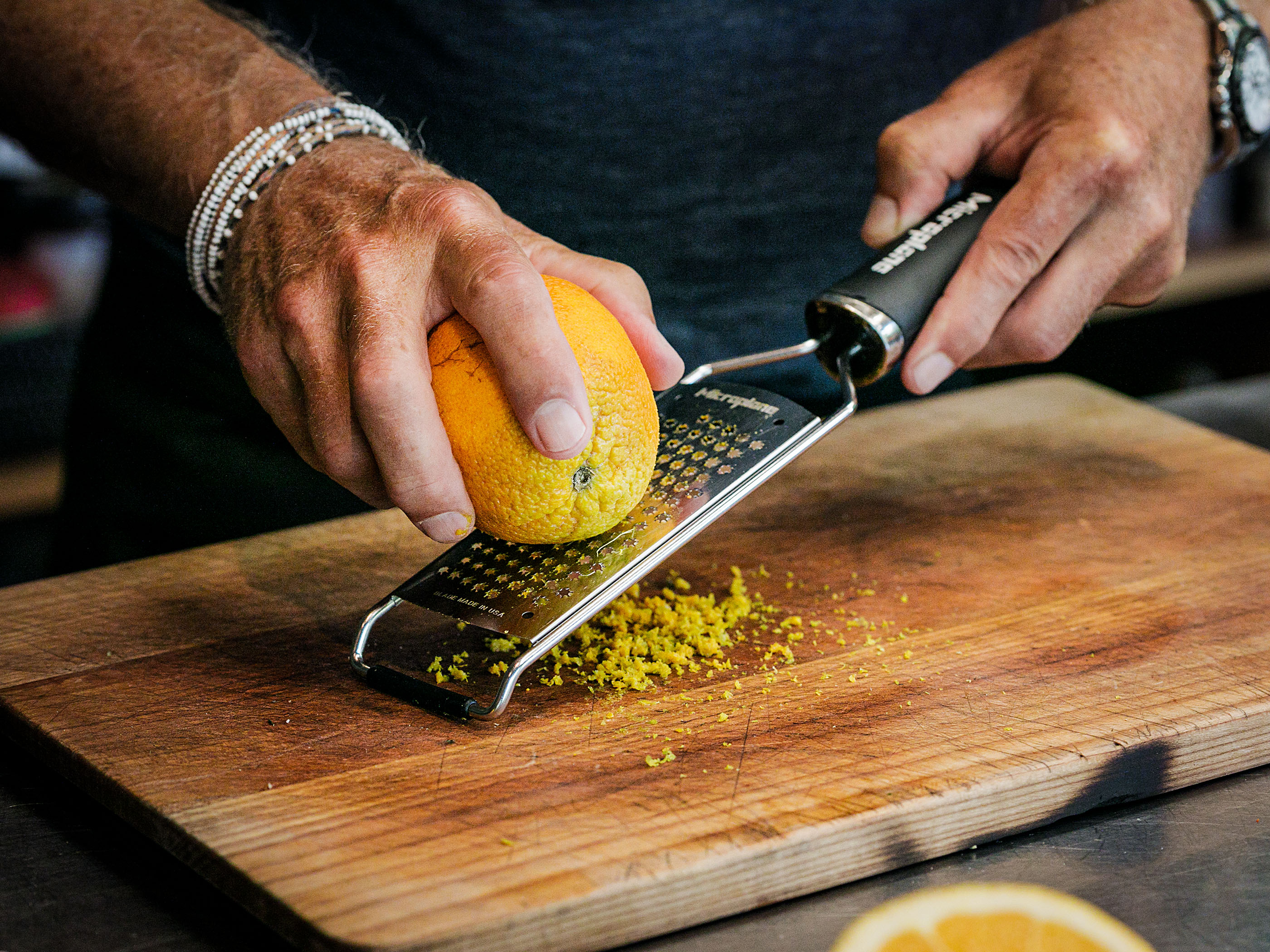 Schritt 1: Die Orangeschale reiben