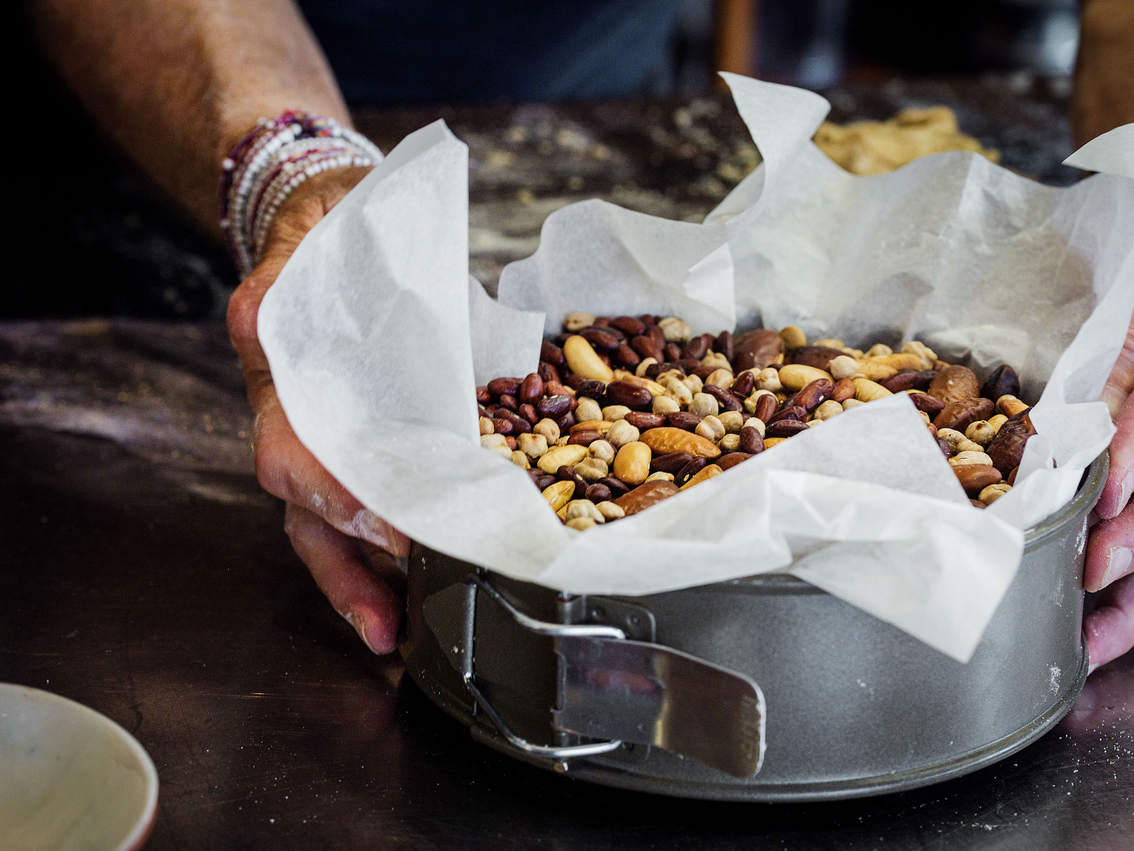 Schritt 2:  Teig für den Heidelbeerkuchen ausrollen und blind backen