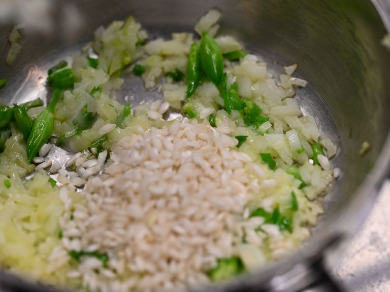 Schritt 1: Den Reis dazugeben und alles umrühren