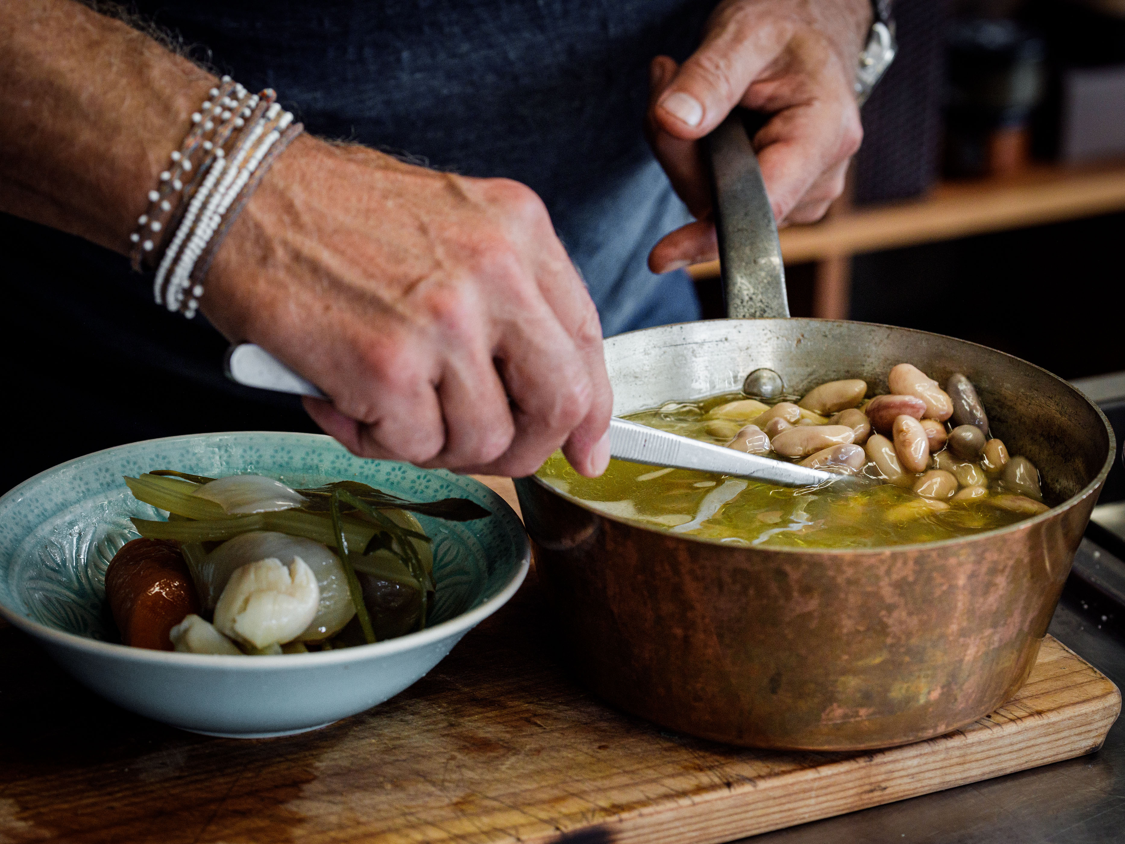 Schritt 5: Gemüse und die Stängel der Petersilie aus der Pfanne fischen und entsorgen